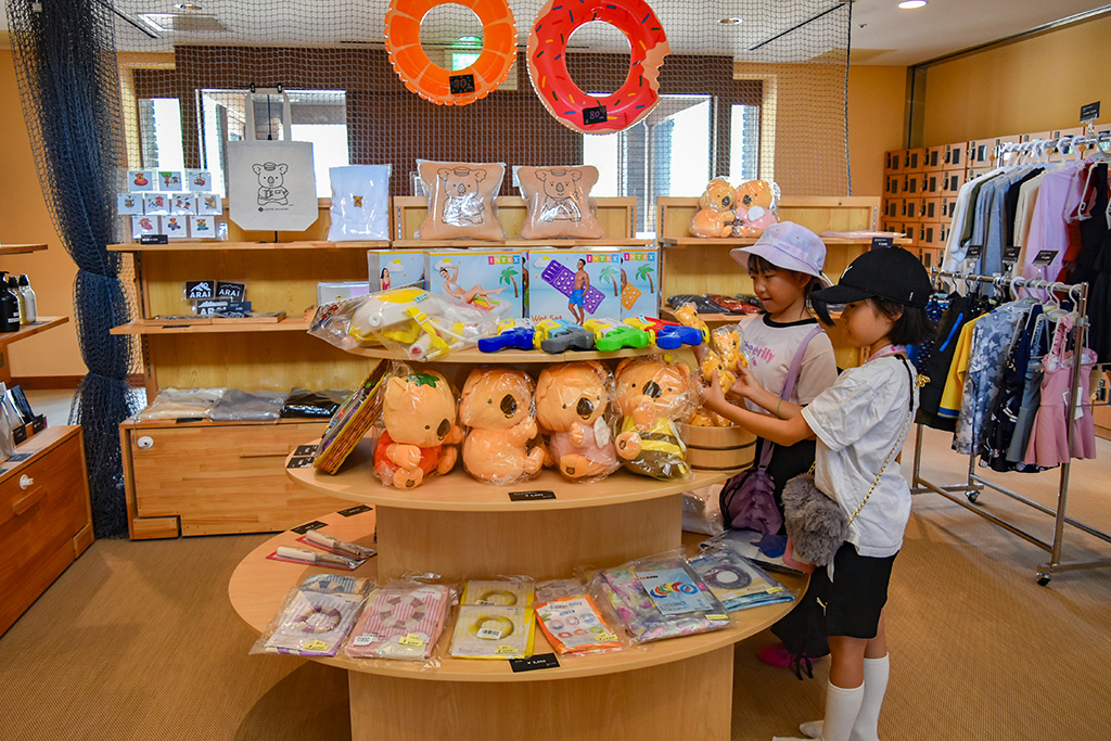 浮き輪などを販売する売店も／ロッテアライリゾート（新潟県妙高市）