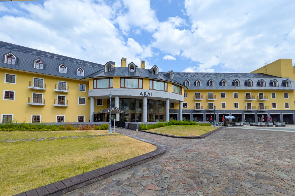 プラザ広場から見たアライ棟／ロッテアライリゾート（新潟県妙高市）