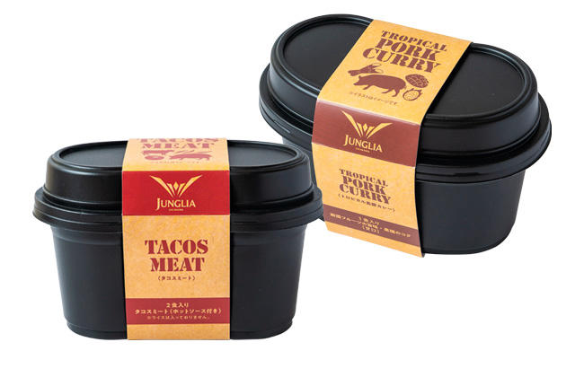 左:タコスミート(2食入り)右:トロピカル島豚カレー/ジャングリア沖縄(沖縄県/今帰仁村)