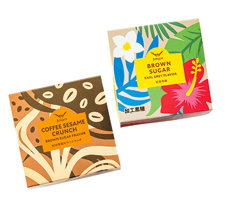 (左)珈琲黒糖セサミクランチ(右)紅茶黒糖/ジャングリア沖縄(沖縄県/今帰仁村)