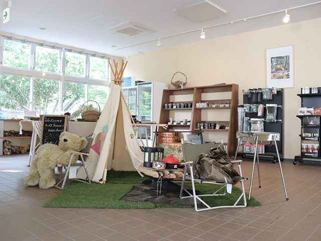 売店では、バーベキューやキャンプでのお役立ちグッズも販売／平成榛原こどものもり公園（奈良県宇陀市）