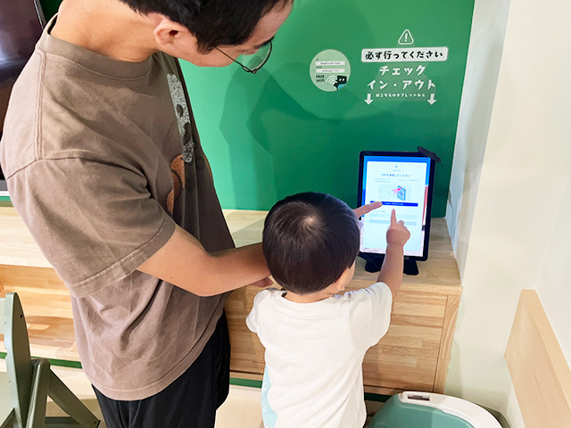 チェックインをする様子│宿泊レポ/べスピハウス（東京都/杉並区）