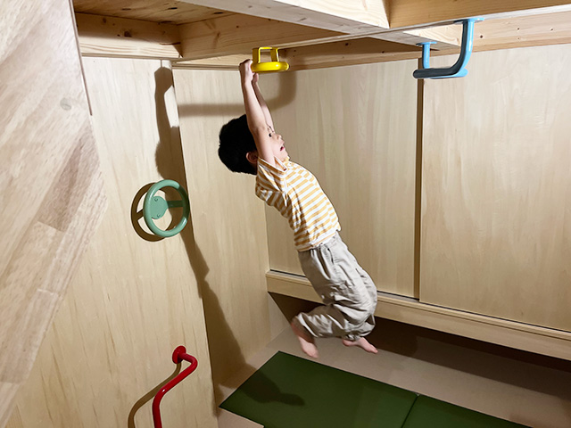 カラフルな手すりのある遊具│宿泊レポ/べスピハウス（東京都/杉並区）