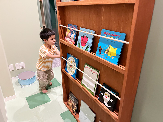 大きな本棚│宿泊レポ/べスピハウス（東京都/杉並区）