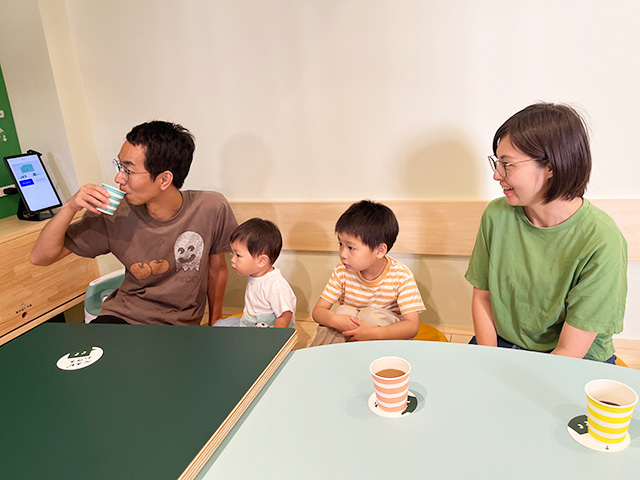 ダイニングキッチンでくつろぐ様子│宿泊レポ/べスピハウス（東京都/杉並区）