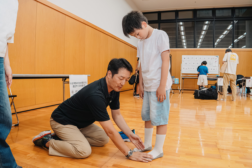 足のサイズを測る様子/スポーツ能力測定会