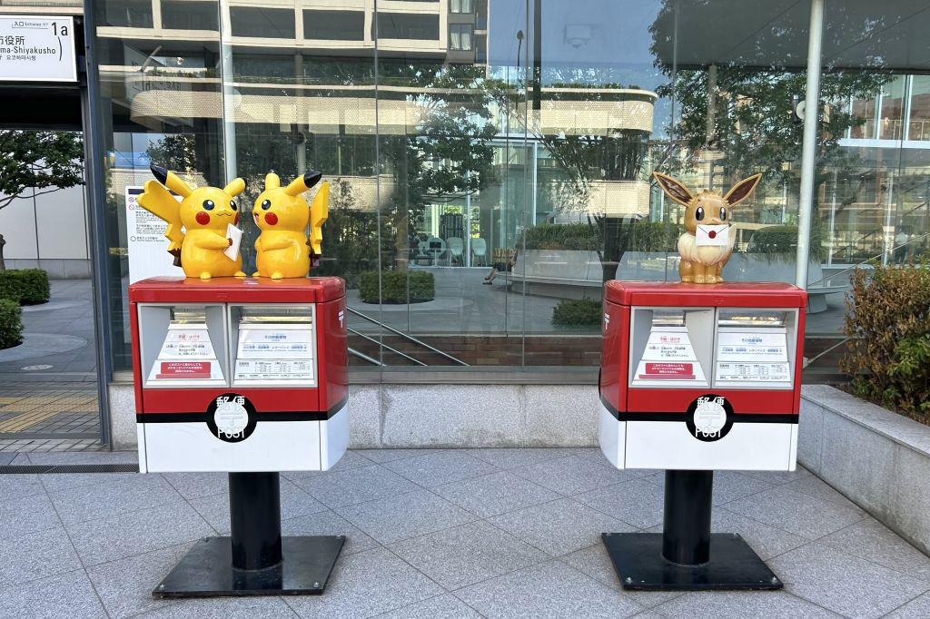 横浜市役所前にある2基のポケモンオリジナルポスト