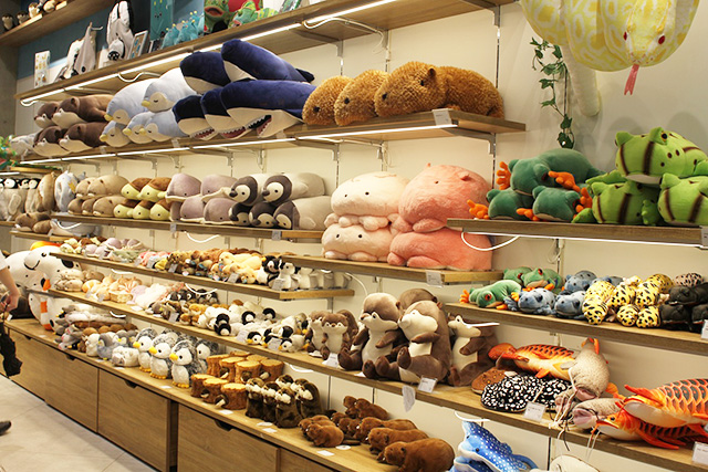 １階の「ミュージアムショップ」／AQUARIUM ✕ ART átoa（兵庫県/神戸市）