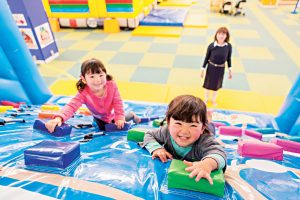 「ファンタジーキッズリゾート福岡」は日本最大級の全天候型室内遊園地!トランポリンやボールプールなど室内アスレチックが充実