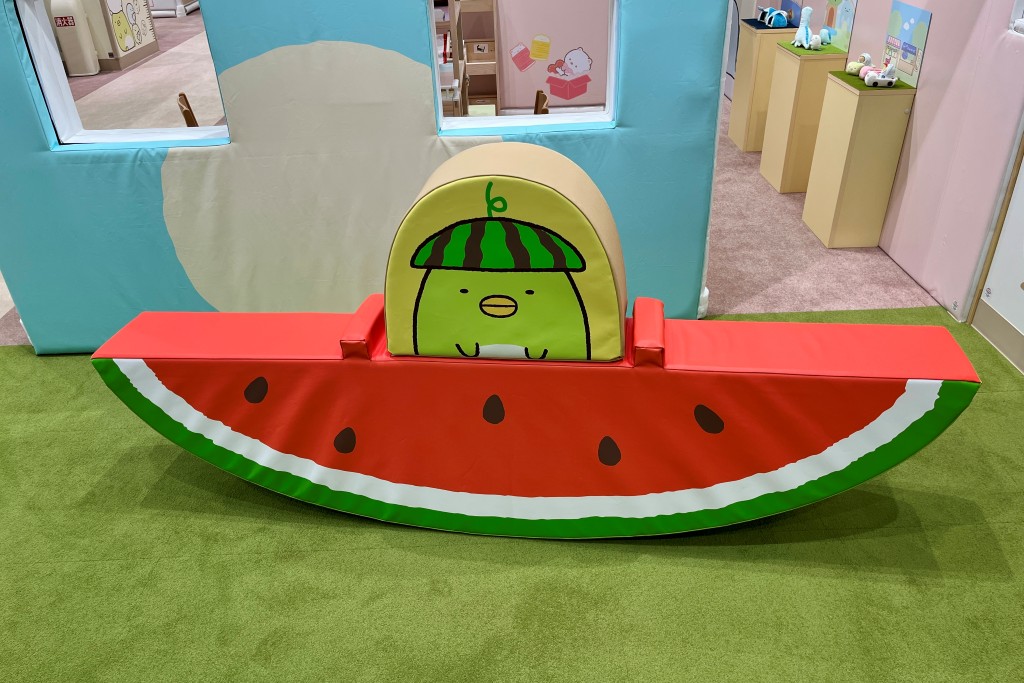 ぺんぎん?モチーフのシーソー/すみっコぐらしあそびスタジオマークイズ葛飾かなまち