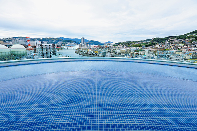 屋上階にある足湯/長崎スタジアムシティ（長崎県/長崎市）