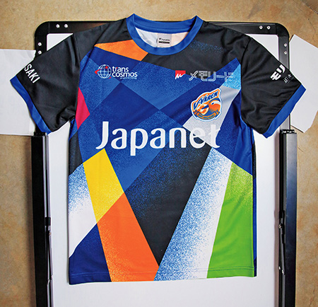 V・ファーレンユニフォームのコンフィットTシャツ/長崎スタジアムシティ（長崎県/長崎市）