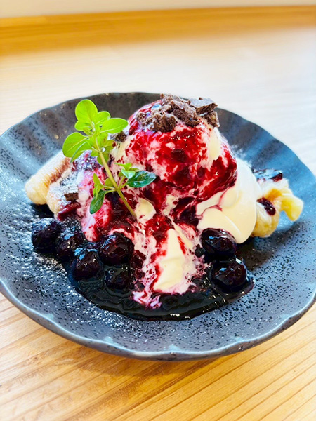 レアチーズクリームとブルーベベリーのクロッフル900円(期間限定)