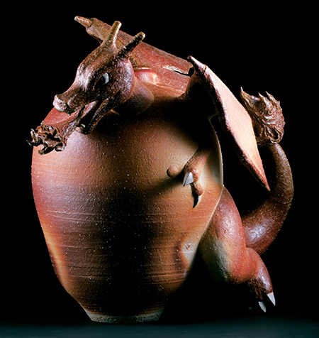 桝本佳子《リザードン/信楽壷》2022年 個人蔵│「ポケモン×工芸展-美とわざの大発見-」長崎会場/長崎歴史文化博物館(長崎市)