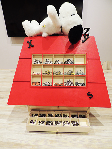 いろいろな種類のワッペンが置いてあるスヌーピーの家/スヌーピーミュージアム（東京都/町田市）