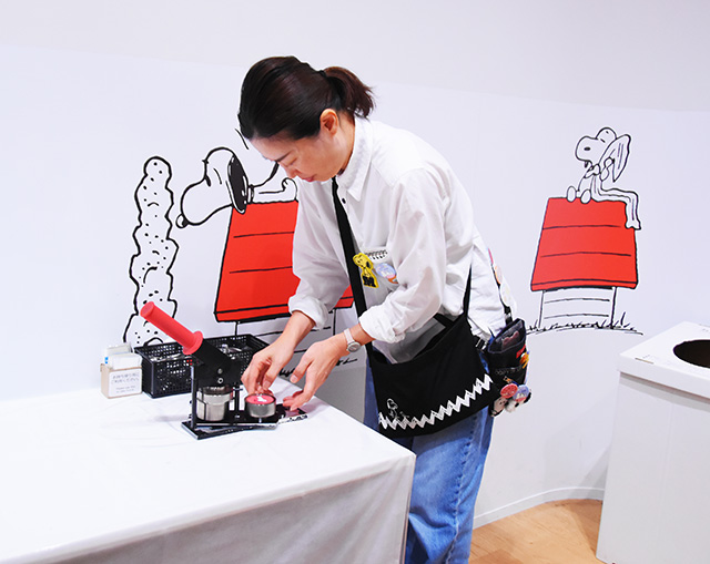 オリジナル缶バッジを作る様子/スヌーピーミュージアム（東京都/町田市）