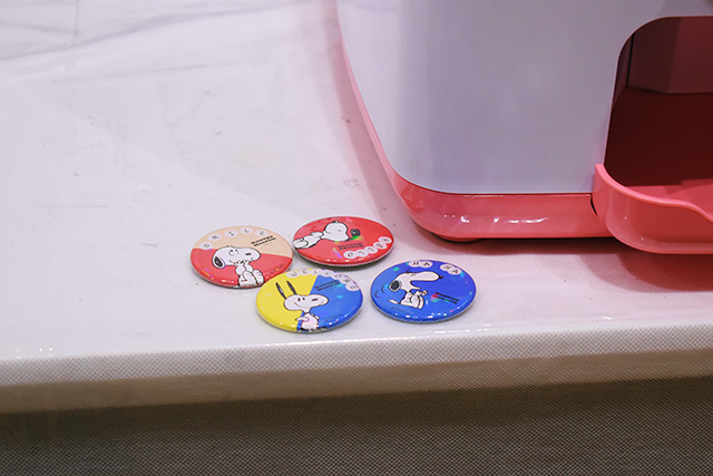 4種の缶バッジ/スヌーピーミュージアム（東京都/町田市）