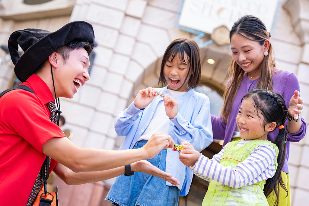 クルーからキャンディーをもらう様子│ハハハ！ ハロウィーン・パーティ/ユニバーサル・スタジオ・ジャパン（大阪府/大阪市）