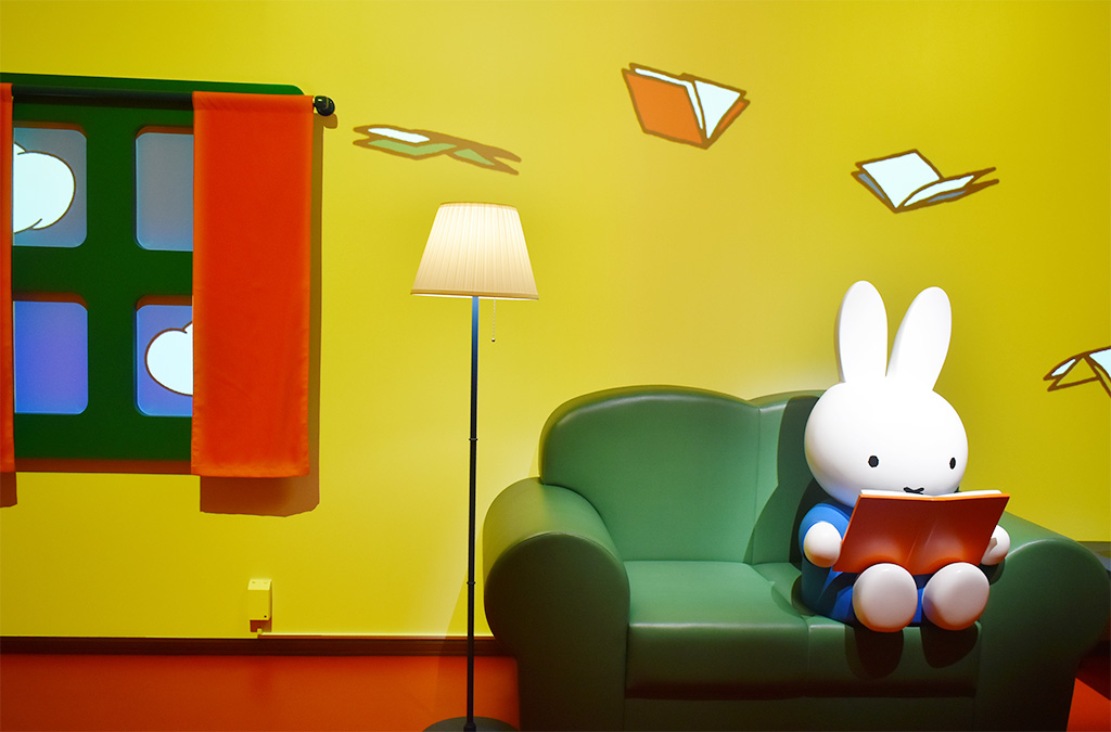 絵本を読んでいるミッフィーのフォトスポット/ハウステンボス(長崎県/佐世保市)