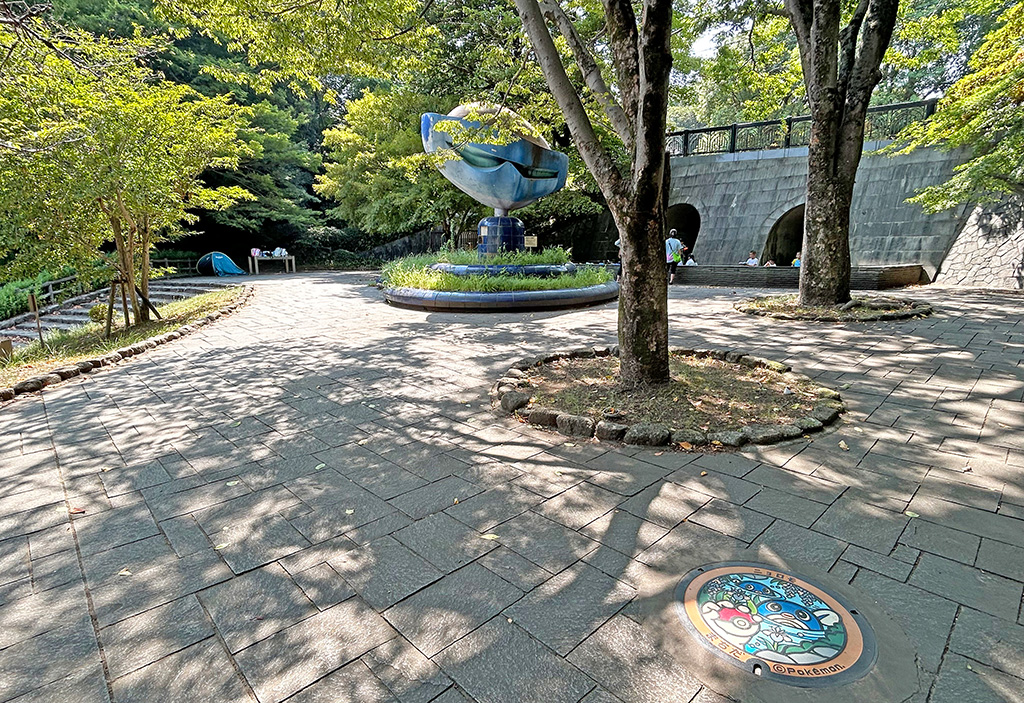 芹ヶ谷公園　アーチの泉（東京都／町田市）にあるポケふた「ニョロモ」
