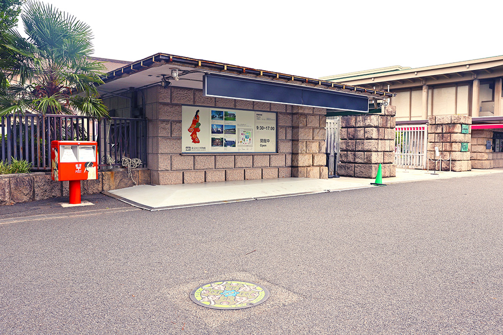 東京国立博物館（東京都／台東区）の正門前にあるポケふた