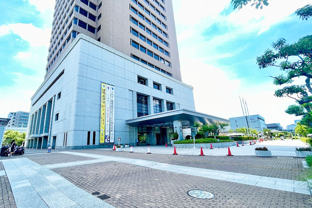 市役所本庁舎(大阪府/東大阪市)にあるポケふた「コイル」と「レアコイル」