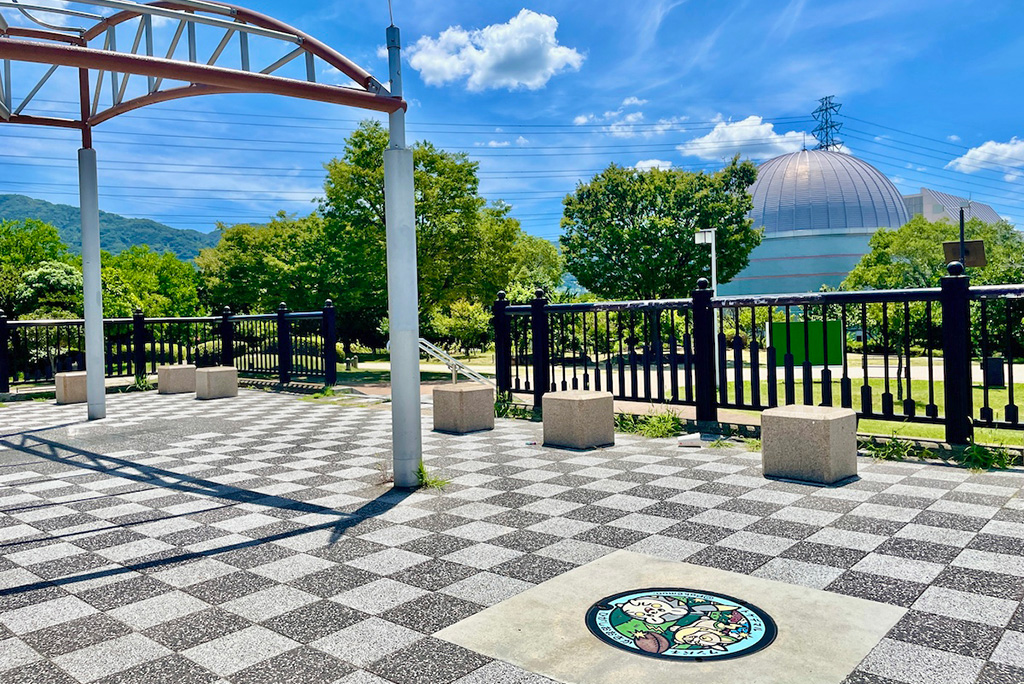 花園中央公園 風望の丘(大阪府/東大阪市)にあるポケふた「トゲデマル」と「ワンパチ」