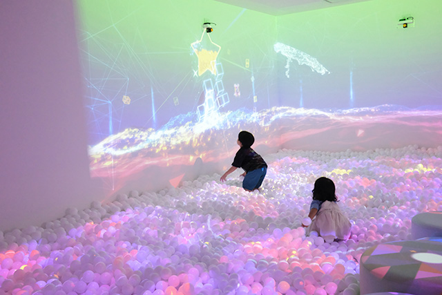 ボールプールで遊ぶ様子│子連れ宿泊レポ/亀の井ホテル 鴨川(千葉県/鴨川市)