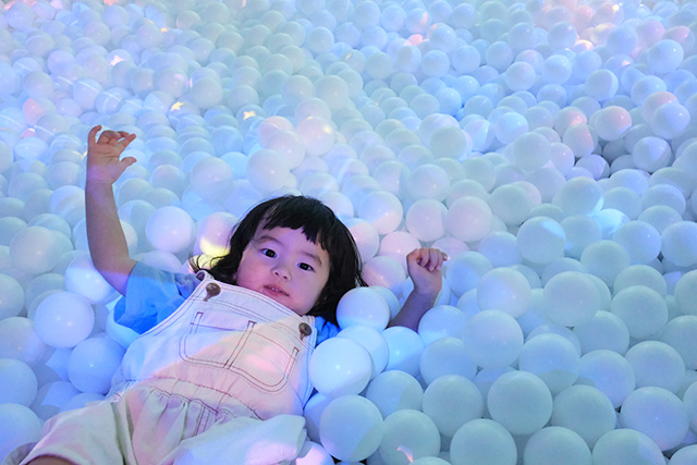ボールプールで遊ぶ様子│子連れ宿泊レポ/亀の井ホテル 鴨川(千葉県/鴨川市)
