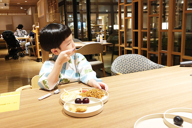 食事をする様子│子連れ宿泊レポ/亀の井ホテル 鴨川(千葉県/鴨川市)