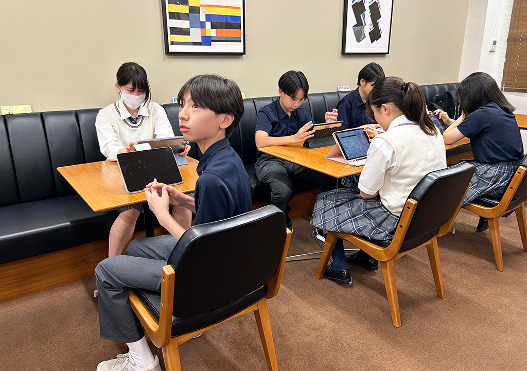 ラボ活動中の中学生6人グループ│中学受験/新渡戸文化中学校(東京都/中野区)