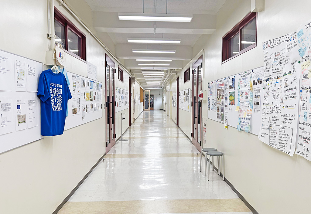 生徒たちのクリエーションが貼られた廊下│中学受験/新渡戸文化中学校(東京都/中野区)