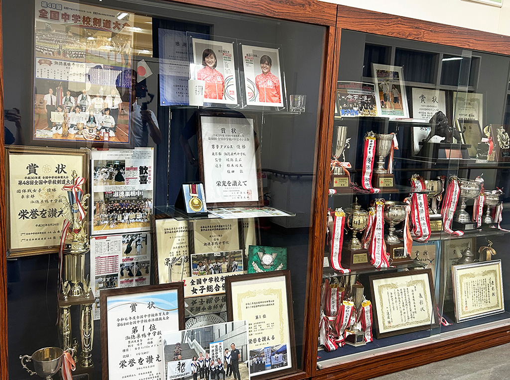 ロビーに飾られているトロフィーや賞状/淑徳巣鴨中学校（東京都/豊島区）