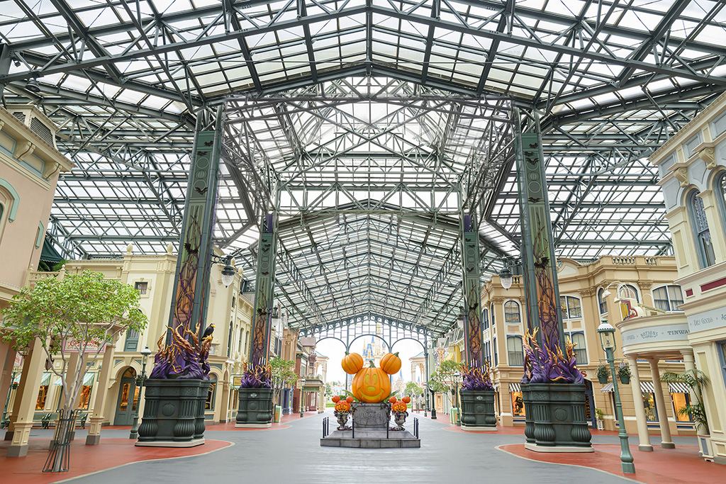 ヴィランズのパーティーをイメージしたデコレーション/東京ディズニーランド（千葉県/浦安市）