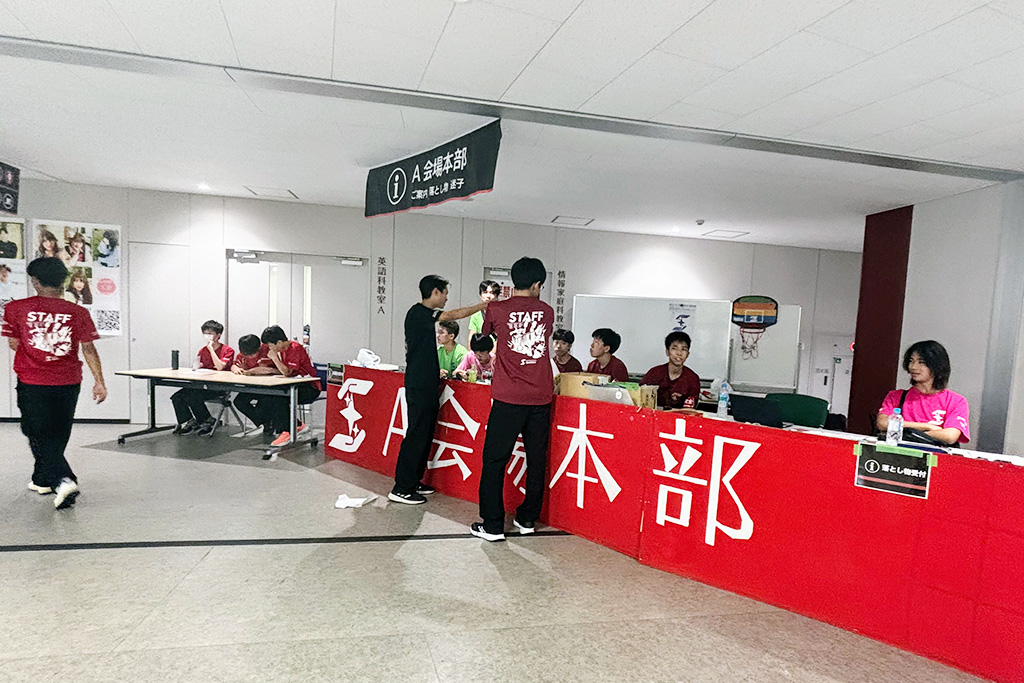 「開成祭」：熱く冷静に、本部でイベント全体に気を配る文準委員たち。/開成中学（東京都/荒川区）