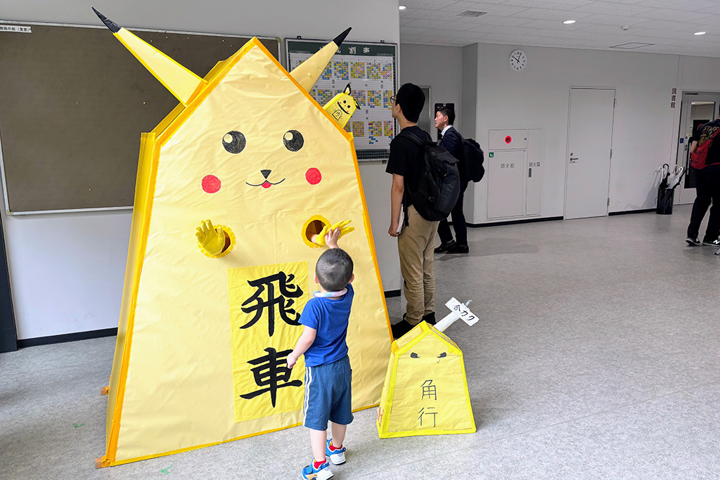 「開成祭」：子どもたちが握手を求めていた将棋部の呼び込み/開成中学（東京都/荒川区）