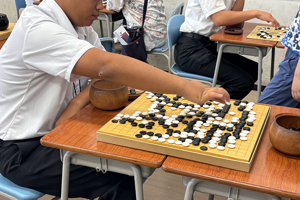 「開成祭」：教室内で囲碁をする様子/開成中学（東京都/荒川区）