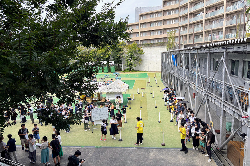 「開成祭」：校庭でも焼きそばなどの軽食を販売/開成中学（東京都/荒川区）