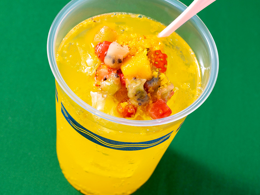 東京ディズニーシーのスペシャルカクテル（スパークリングワイン＆フルーツ）　880円/ディズニー・クリスマス（千葉県/浦安市）