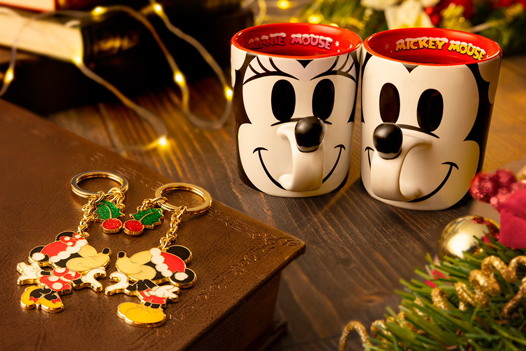 キーチェーンセット　1600円、マグカップ　各2200円/ディズニー・クリスマス（千葉県/浦安市）