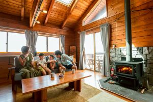 子どもと行きたい！全国にある貸切ログハウス13選 バーベキューや暖炉など非日常を楽しめるAirbnb一棟貸し宿