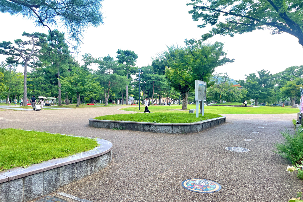 岡崎公園のポケふた「ヒノアラシ」と「ヒヒダルマ」がある場所（京都府/京都市）