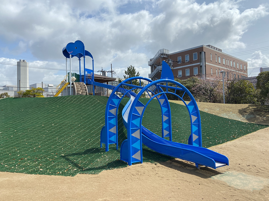 恐竜型遊具の全景/ハマナス恐竜公園(石川県/河北郡内灘町)