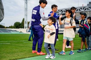 初めてのサッカー観戦に！東京・味の素フィールド西が丘で親子向け特別イベントを開催　働くクルマも大集合