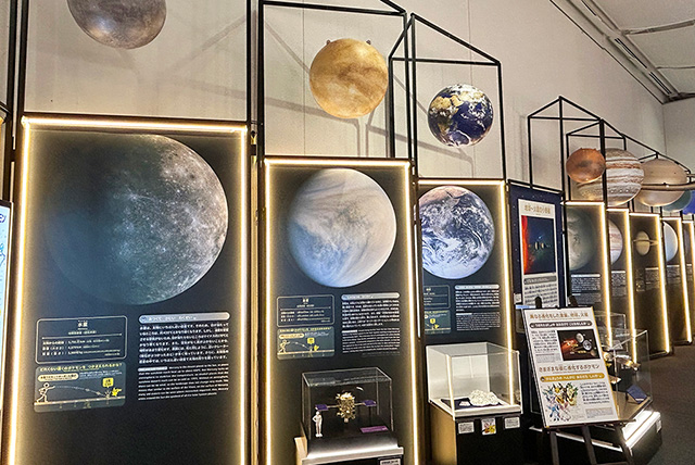 太陽系の惑星についての解説が並ぶ展示/相模原市博物館「ポケモン天文台」(神奈川県/相模原市)