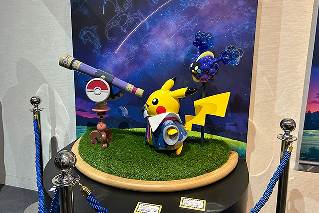案内人の「ほしぞらピカチュウ」とコスモッグ/相模原市博物館「ポケモン天文台」(神奈川県/相模原市)