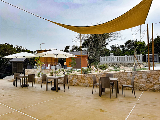 「囲炉裏食堂うずしお にぎり飯ぎゅっと」の前にあるテラス席/道の駅うずしお(兵庫県南/あわじ市)