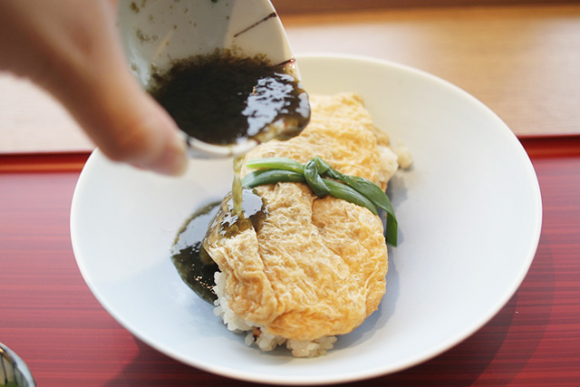 海苔餡をかけて食べるうずの出汁ご飯/道の駅うずしお(兵庫県南/あわじ市)