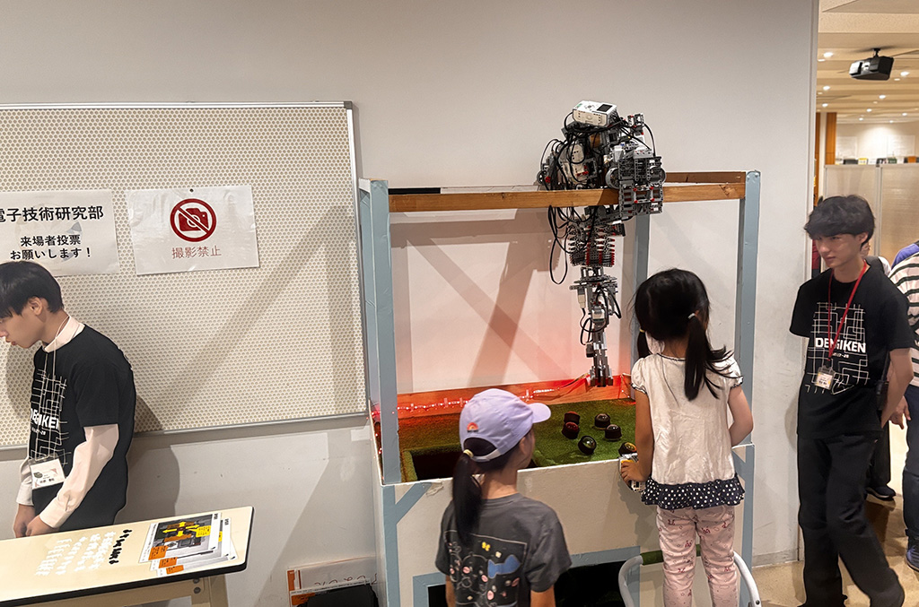 文化祭で出展しているUFOキャッチャー/芝浦工業大学大学附属中学校(東京都/江東区)