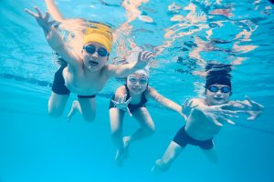 子どもの習い事「スイミング」はいつから始める？スクールの選び方や費用、6つのメリットをご紹介